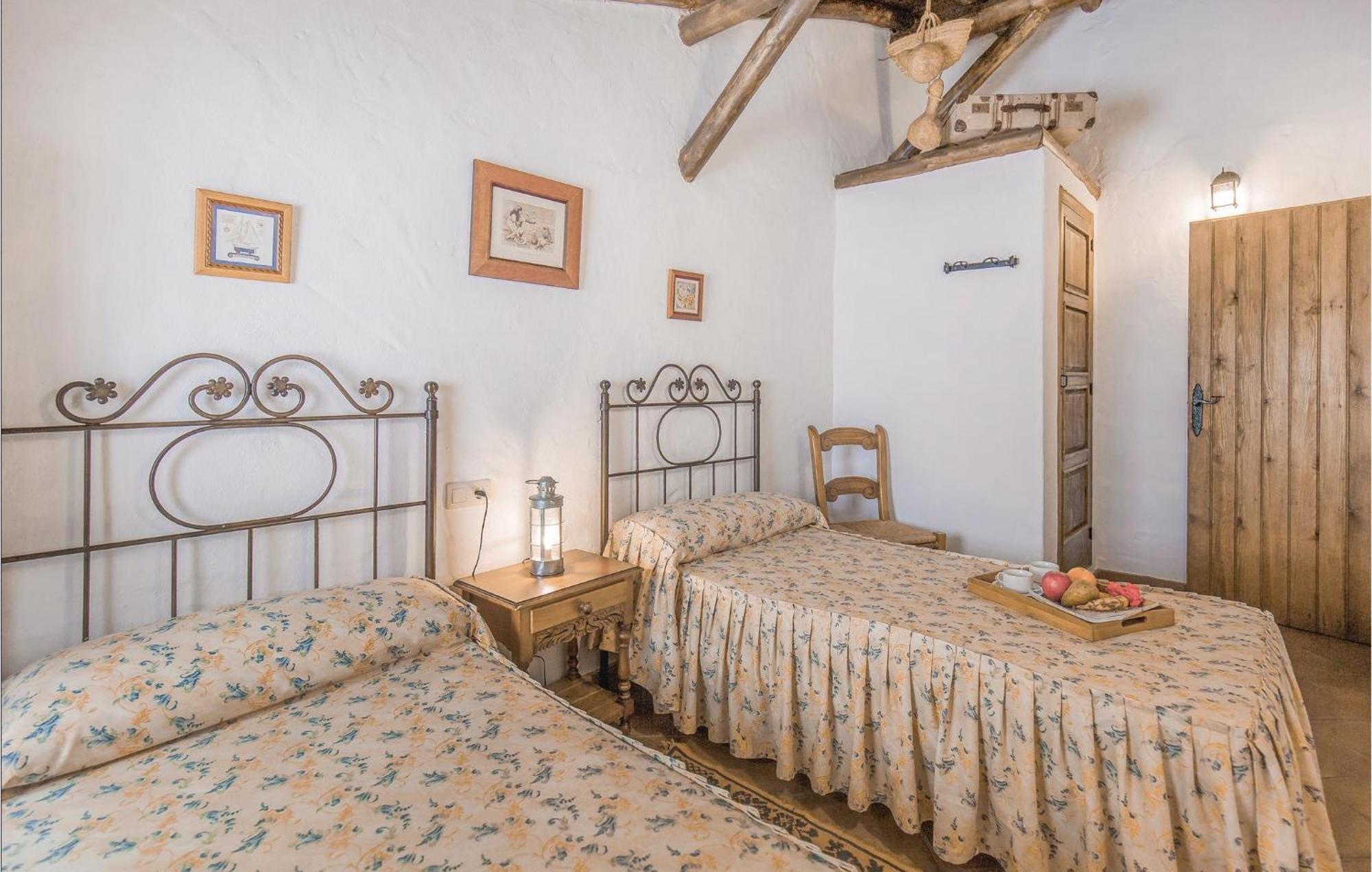 Cozy Home In Zahara De La Sierra With Kitchen Экстерьер фото