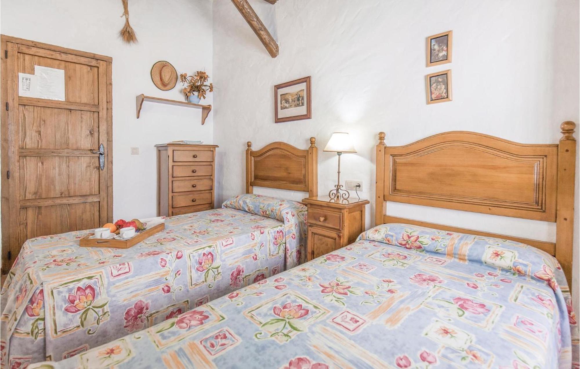 Cozy Home In Zahara De La Sierra With Kitchen Экстерьер фото